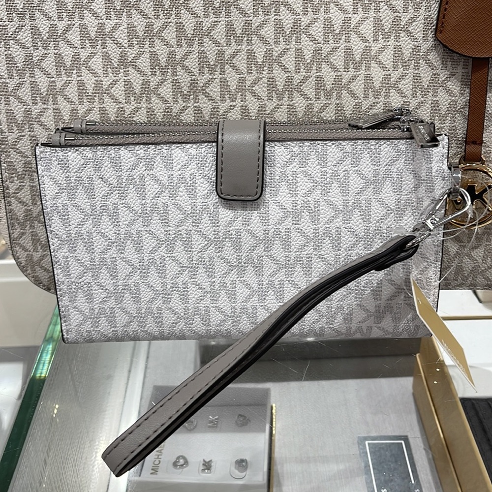 MICHAEL KORS LARGE DOUBLE ZIP WRISTLET 
Bright White - Picture 8 of 16